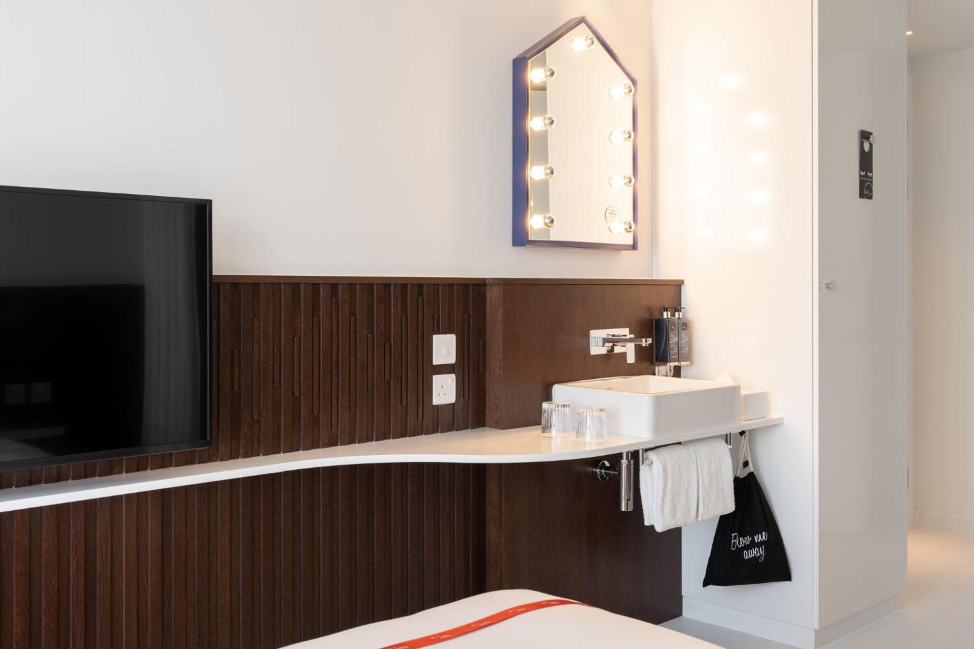 Ruby Zoe Hotel London Exterior photo